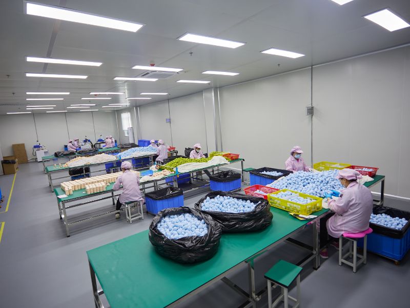 GMP認証工場で生産される多彩で低アレルギー性のメイクスポンジの幅広いラインナップ。.