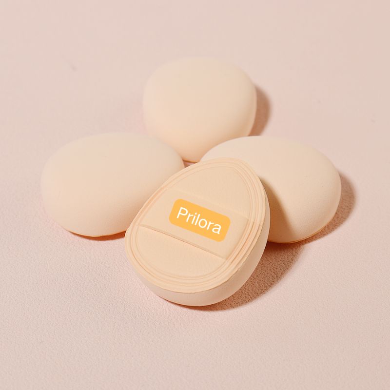 最大のパウダー保持と最小吸収を実現した高ロフトのマシュマロパフ。オープンセル表面がルースパウダーを均一にグリップ — ベーキングや全体のセットに最適なプロフェッショナルキット用