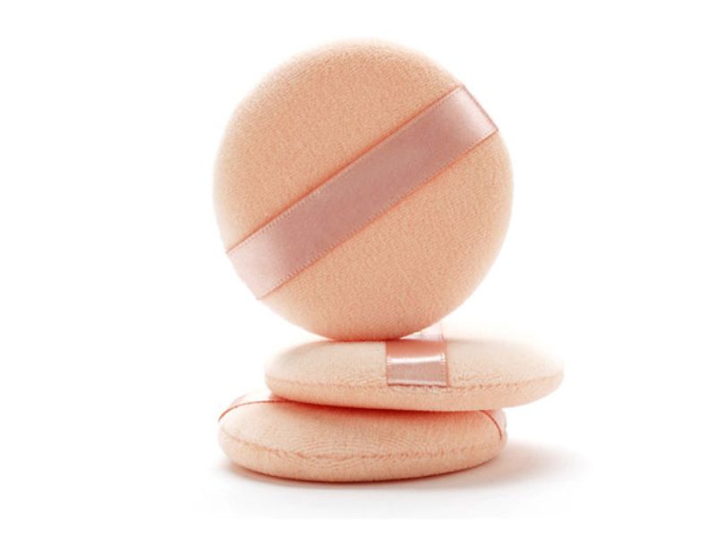 プレミアムベルベットコンパクトパウダーパフは、滑らかな粉体の取り込みと均一なメイク仕上げを提供します。化粧品ブランド、メイクアップメーカー、カスタムビューティーパッケージングソリューションに理想的です。.